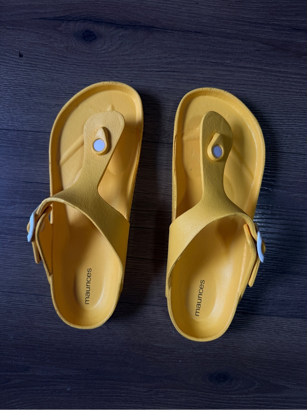 NWOT Sz 10 Maurices Women’s molded thong footbed sandals *scuba yellow*
